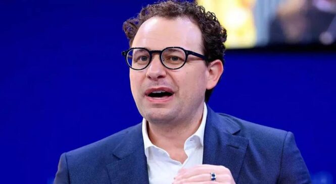 क्या सच में अगले 5 साल में खत्म हो जाएँगी White-Collar नौकरियाँ?